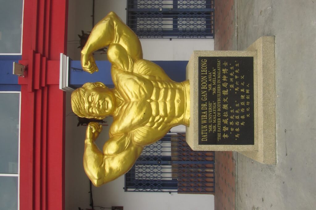 China Town boasted it's usual fun quirks, including this famous Melakan strong man tribute.